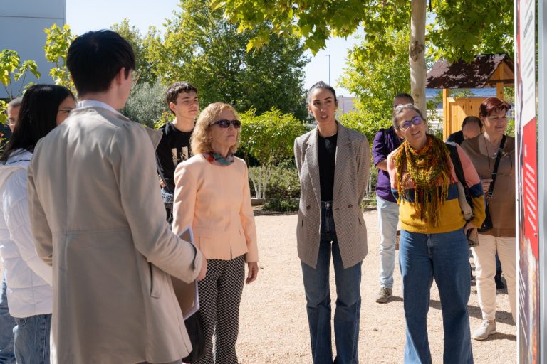 La profesora María Novo visita el Jardín de la Paz